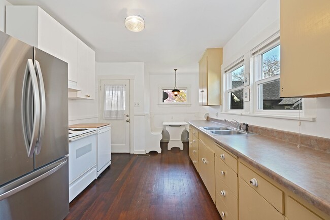 Building Photo - Charming 1BR/1BA Main Floor View Unit in Desired Neighborhood (Sunset Hill)