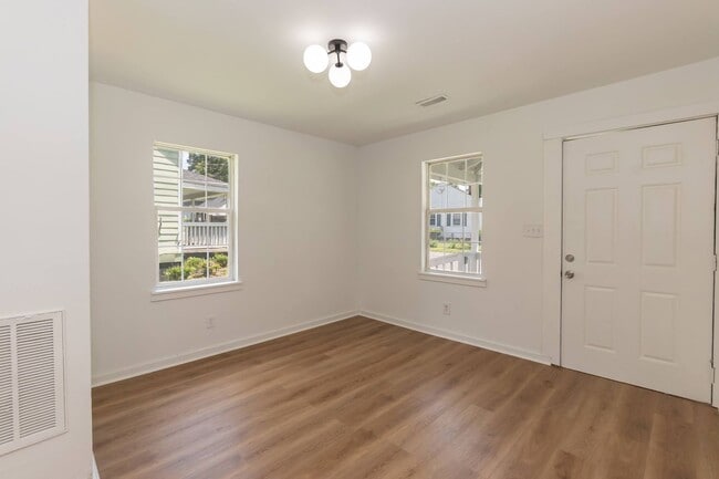 Building Photo - Two bedroom home!