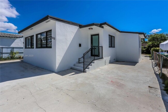 Primary Photo - 1013 SW 9th Ave