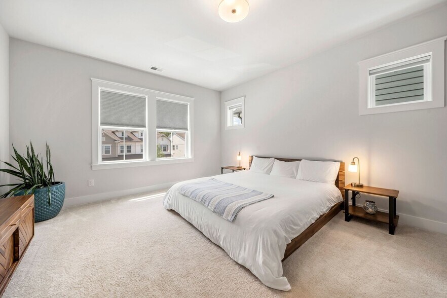 Building Photo - 2506 Lola Ave