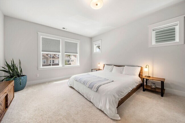 Building Photo - 2506 Lola Ave