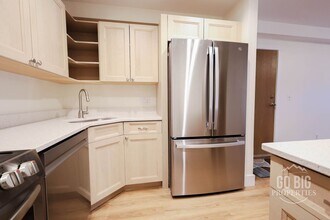 Building Photo - Fully Renovated Condo