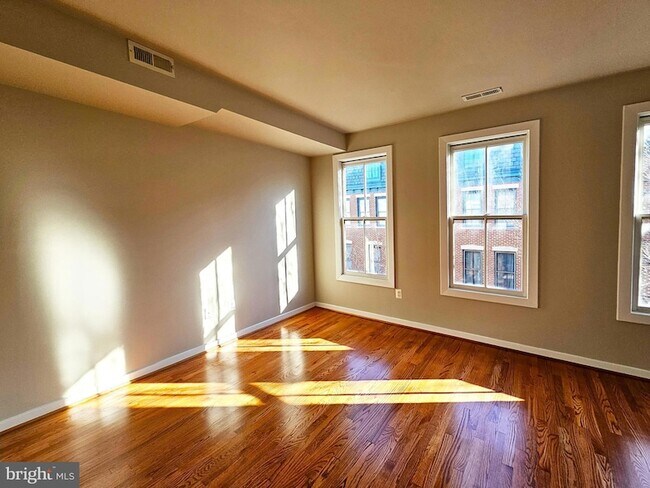 Building Photo - 12 S Regester St