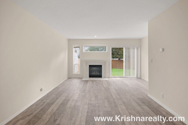 Building Photo - Charming 3 BD* 2.5 BA* Duplex **NEWLY RENOVATED** Located in Historic Orenco in the Elk Meadows C...