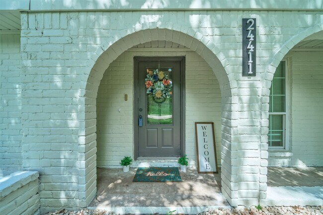 Building Photo - 24411 Pine Canyon Dr