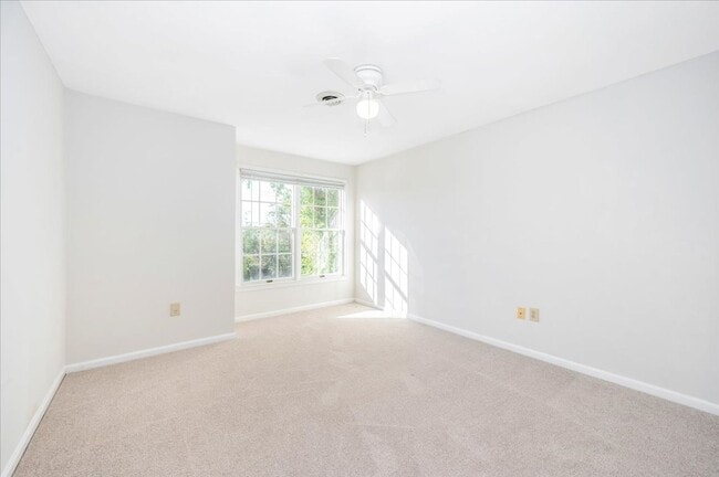 Building Photo - Oversized House in Point of Rocks for Lease