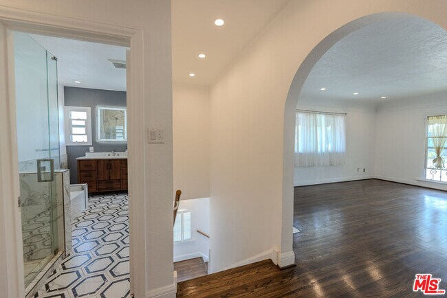 Building Photo - 1067 S Sycamore Ave