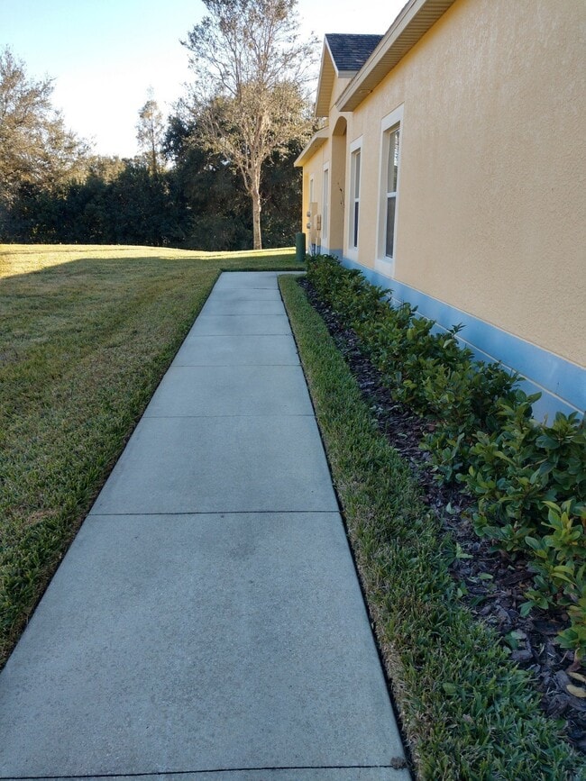 Building Photo - Spacious 3 bedroom, 2 bath corner unit.