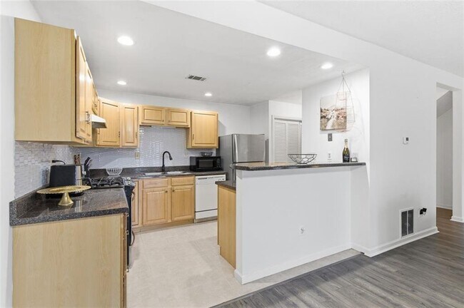 Building Photo - 1512 Stoneleigh Way