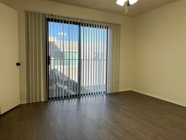 Building Photo - ***Move in special $1000 off 1st month's rent***Cozy 2nd story apartment in the heart of City Hei...