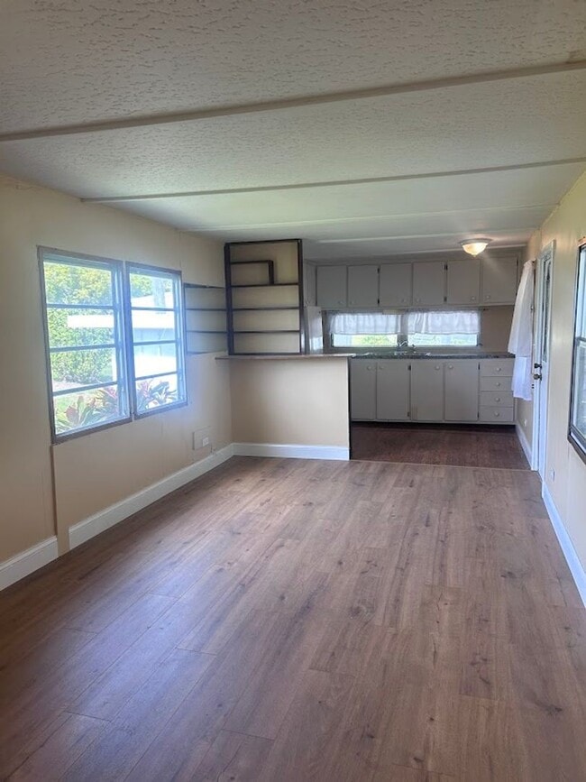 Building Photo - Charming 1 Bedroom