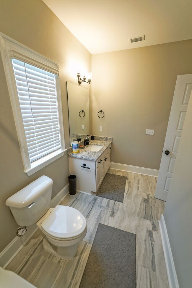 Building Photo - Available end of January in beautiful Summ...