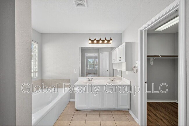 Building Photo - 113 Bronco Bend