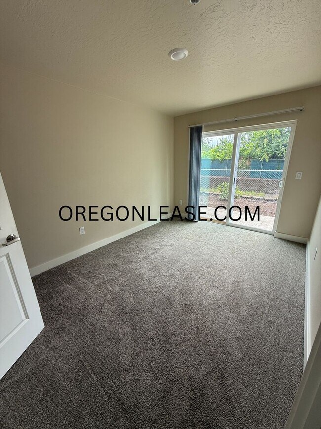 Building Photo - Newer 2-Bedroom Apartment