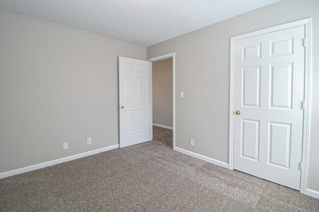 Building Photo - 233 Waterford Dr