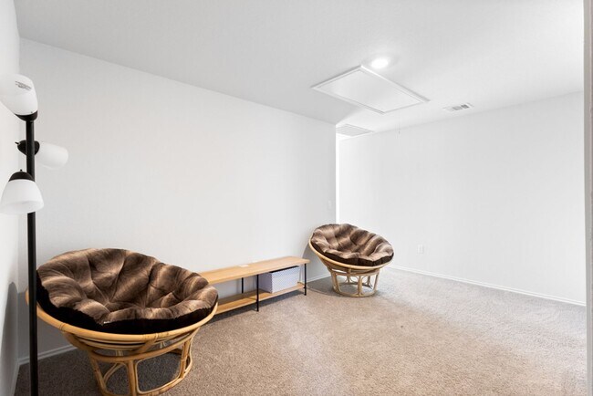 Building Photo - Charming Home Awaits: Spacious & Modern Living in a Prime Location