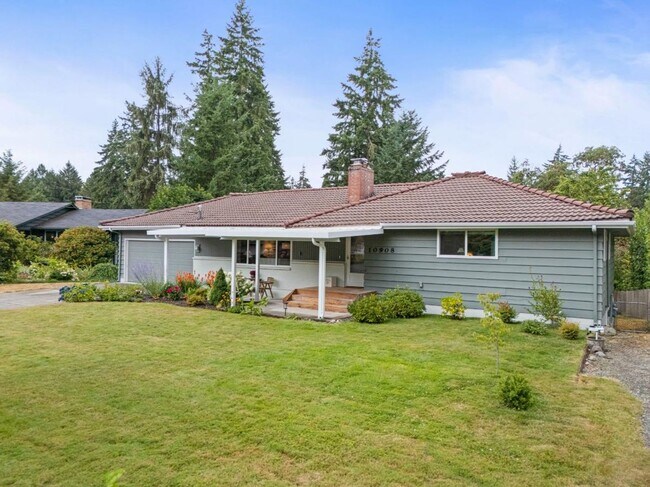 Building Photo - Spacious 4 Bed Lakewood Home w/ 2 Kitchens...