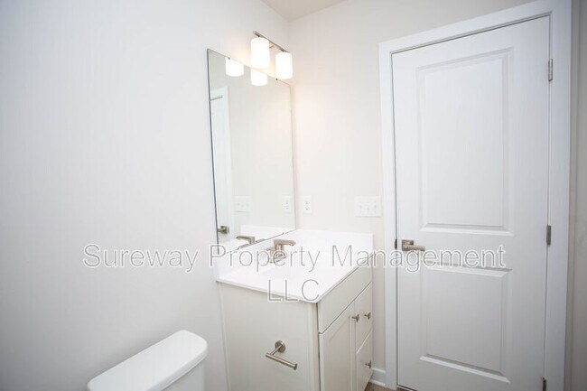 Building Photo - 8 Foxwood Dr