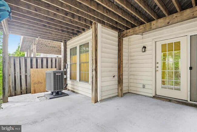 Building Photo - 10635 Hillingdon Rd