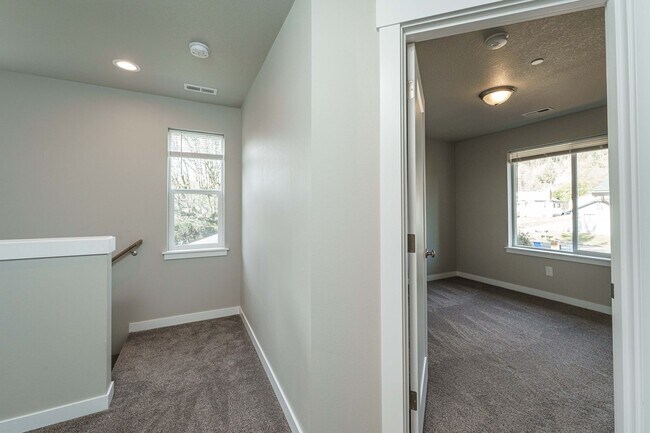 Building Photo - Move In Ready 3 Bedroom 2.5 Bathroom - Convenient Camas Location