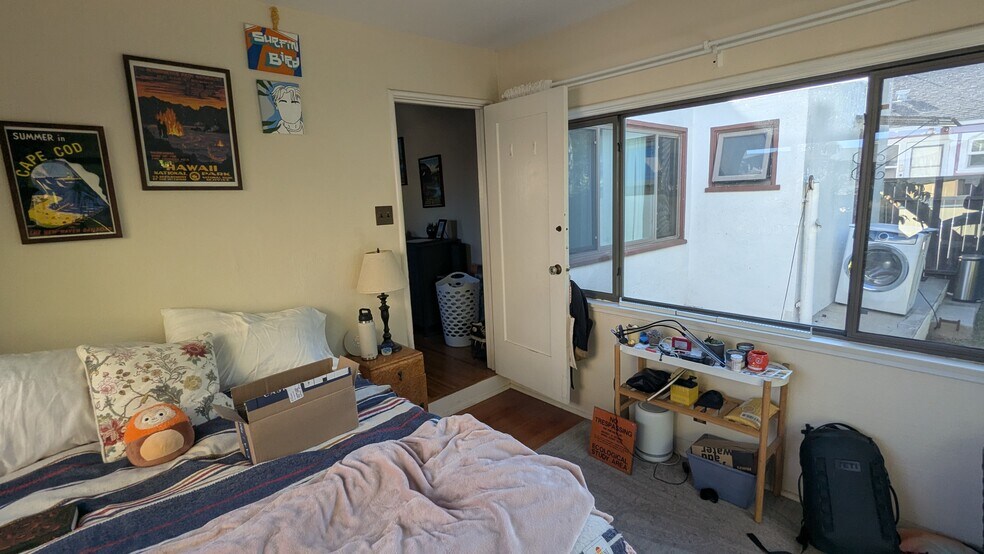 Building Photo - 2510 De la Vina St