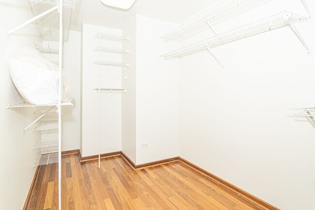 Building Photo - Spacious Condo, Exclusive Building - Honolulu