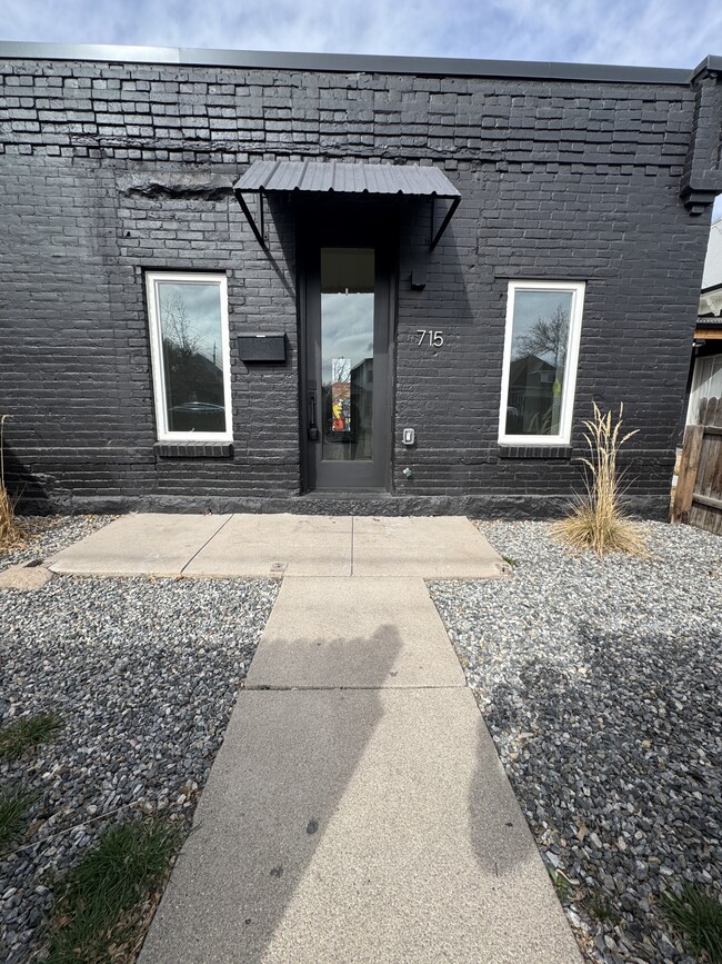 Building Photo - 715 W 9th Ave