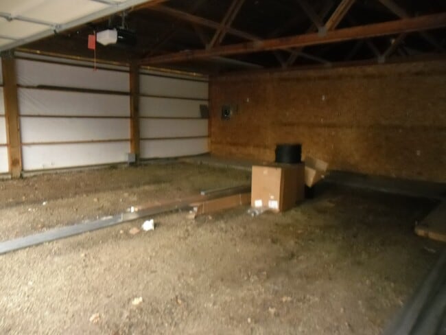 Building Photo - 2 Bedroom 1 Bath Rancher Close to Deer Park