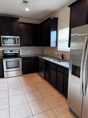Building Photo - 813 Oak Valley