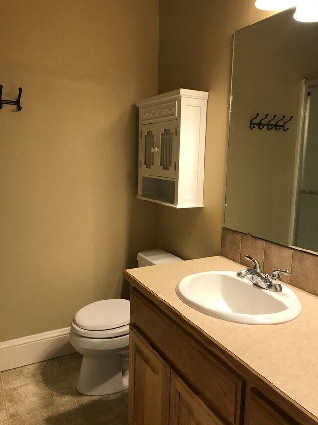 Building Photo - Beautiful Condo in Sisters w/community poo...