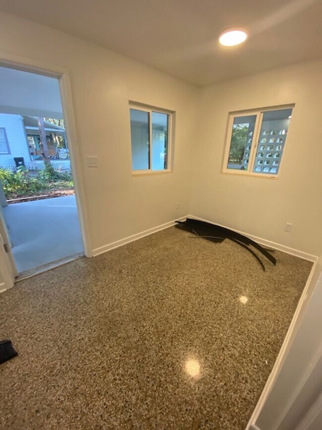 Building Photo - 921 NE 6th Ave