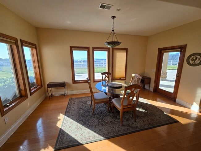 Building Photo - Private Country Living!!!