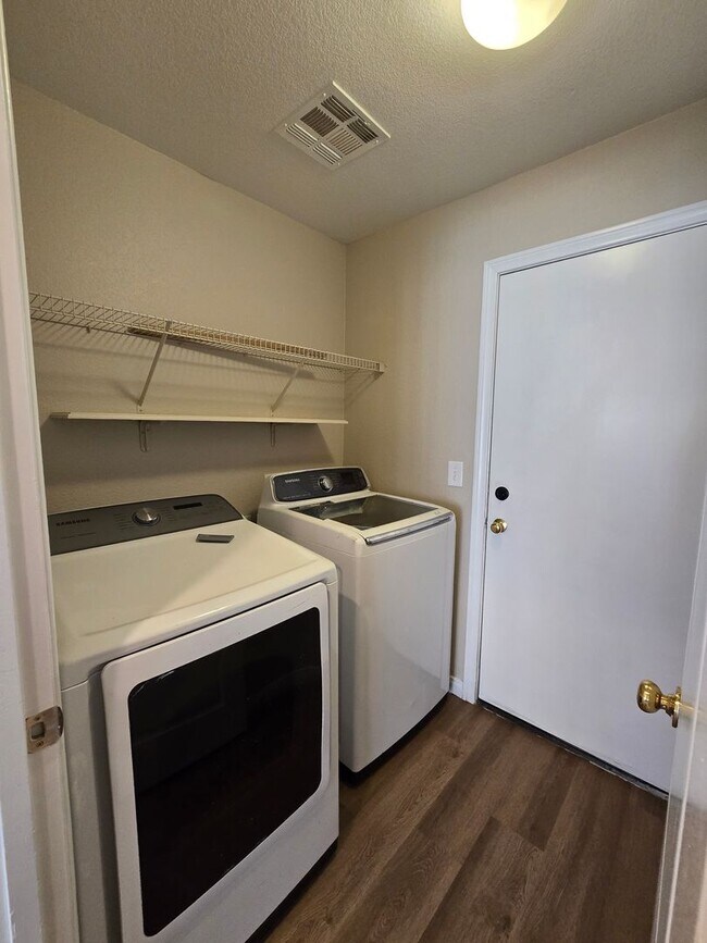 Building Photo - A Spacious 4 Bedroom House in Iron Mountain Ranch