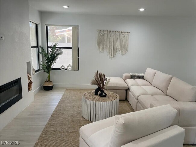 Building Photo - 3004 Ocean View Dr