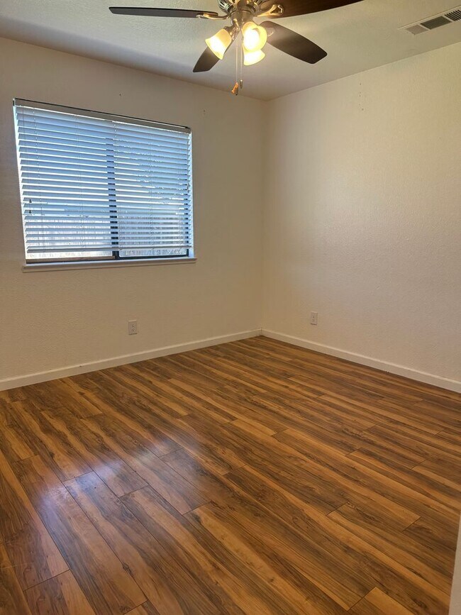 Building Photo - Beautiful Single Story Home Ready To Be Called Home!