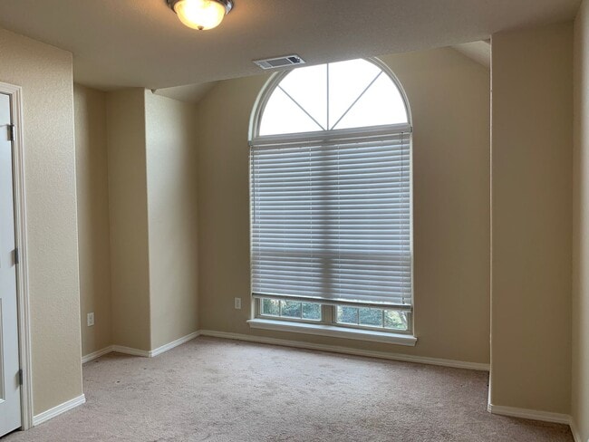 Building Photo - Beautiful Brick 3 Bed 2 Bath for Rent in F...
