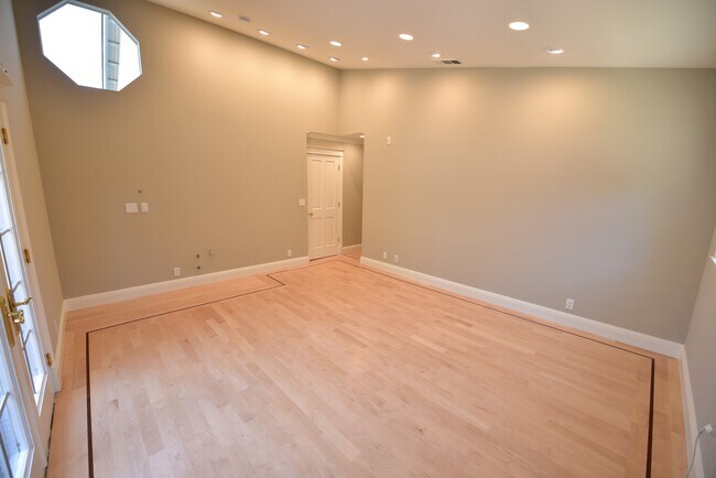 Family room high ceiling - 1287 Westwood St