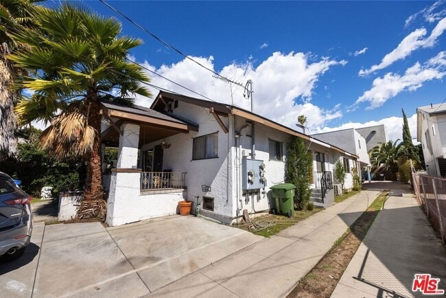 Building Photo - 1538 N Mariposa Ave
