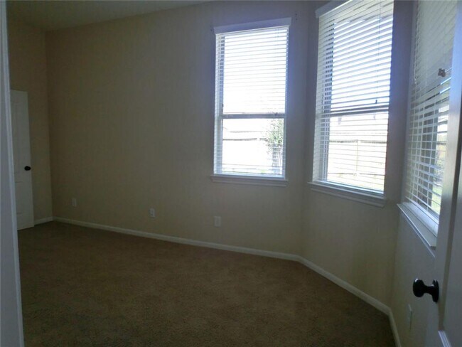 Building Photo - Discover comfort and convenience in this b...