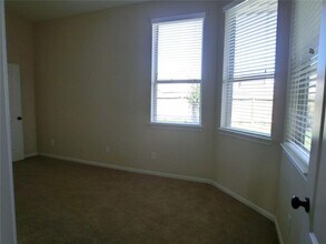 Building Photo - Discover comfort and convenience in this b...