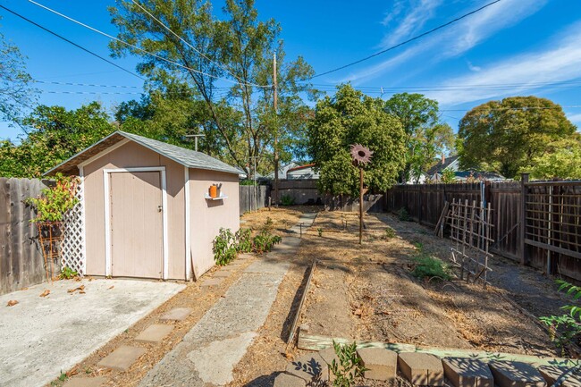 Building Photo - Adorable 3 Bedroom 2 Bath