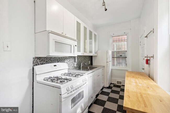 Building Photo - 257 S 46th St