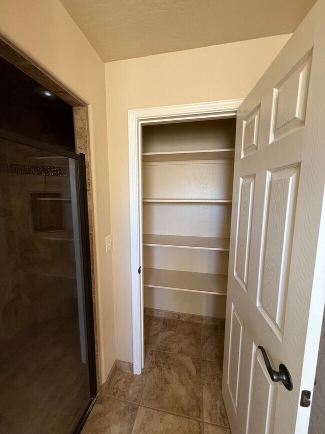 Building Photo - 2043 Villa Napoli Loop E