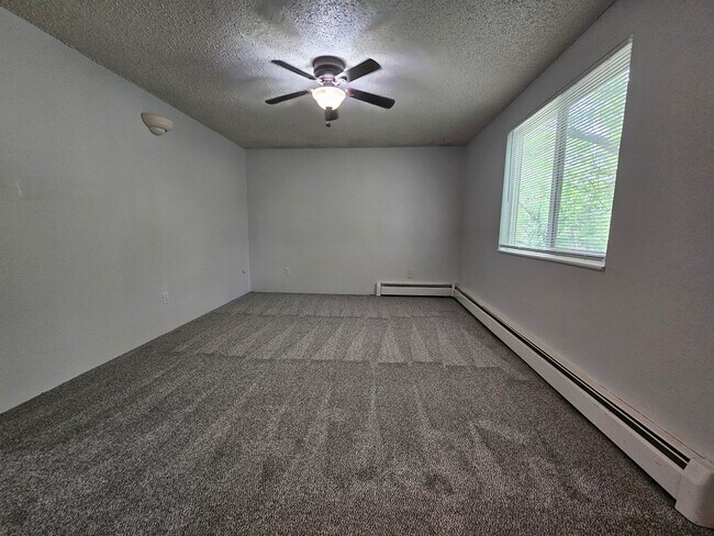 Building Photo - Serene 2 Bedroom 1 1/2 Bath Aurora Townhom...