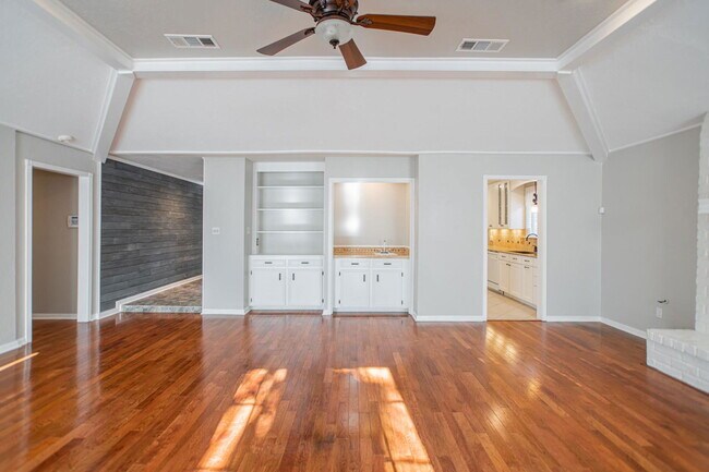 Building Photo - 19 Lancelot Ln