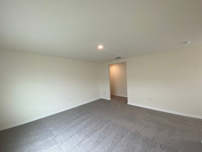 Building Photo - Avalon Woods 4/3/2 ***WON'T LAST***