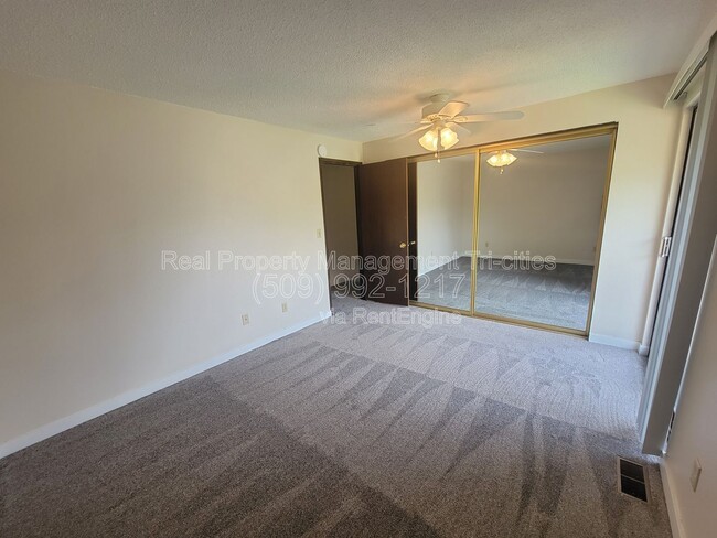 Building Photo - 140 Van Giesen St