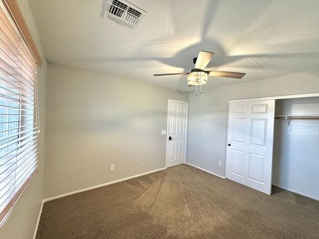 Building Photo - 1056 E Lakeview Dr