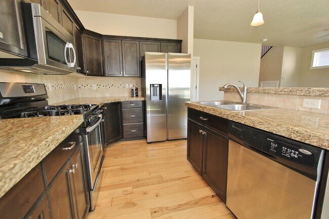 Building Photo - Immaculate home nestled in SE Boise