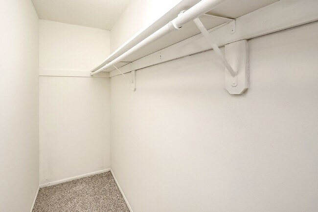 Building Photo - Newly Refreshed 1 Bedroom Apartment Near D...